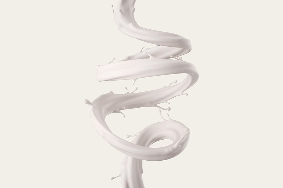  En una central lechera lo que se hace con la leche es calentarla para eliminar cualquier tipo descontaminación microbiológica y favorecer que su conservación y consumo puedan realizarse de forma segura durante un periodo más largo de tiempo. Como se indica en el  Libro Blanco de los Lácteos , "las distintas leches se obtienen a partir de la leche natural, entera o desnatada, que se ha sometido al proceso de calentamiento. Se basan en la eliminación parcial del agua que contiene la leche". 