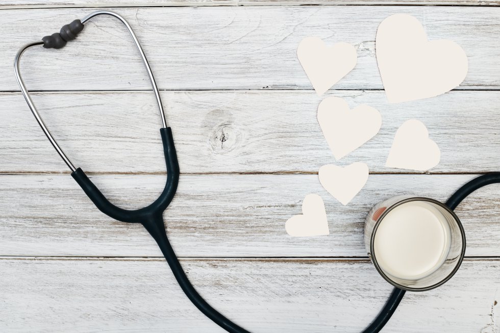  La grasa de la leche aporta una cierta cantidad de colesterol, pero no está demostrado científicamente que el consumo de leche se relacione con un aumento de colesterol. Al mismo tiempo, un reciente estudio de la  European Heart Journal  señala que, a diferencia de los aceites hidrogenados o grasas trans artificiales, las grasas trans naturales como las que contienen los lácteos no perjudican la salud ni elevan el riesgo cardiovascular. En todo caso, para personas con hipercolesterolemia existen leches con bajo contenido de grasa (semidesnatada y desnatada). 