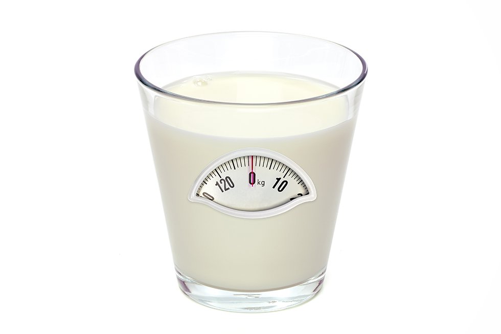  Falso. En primer lugar, hay que tener en cuenta que la grasa de la leche es el vehículo óptimo de transporte de sustancias liposolubles como las vitaminas A, D, E y K. Por lo que la cantidad de vitaminas liposolubles que contiene el producto está directamente relacionada con la cantidad de grasa. En segundo, recordemos que el documento  Lácteos Insustituibles  cifra en 3,5% la grasa en la leche entera, frente al 1,8% en la semidesnatada y 0,5% en la desnatada. Así que puede decirse que la leche es un alimento que aporta una gran cantidad de nutrientes con un contenido calórico muy limitado. 