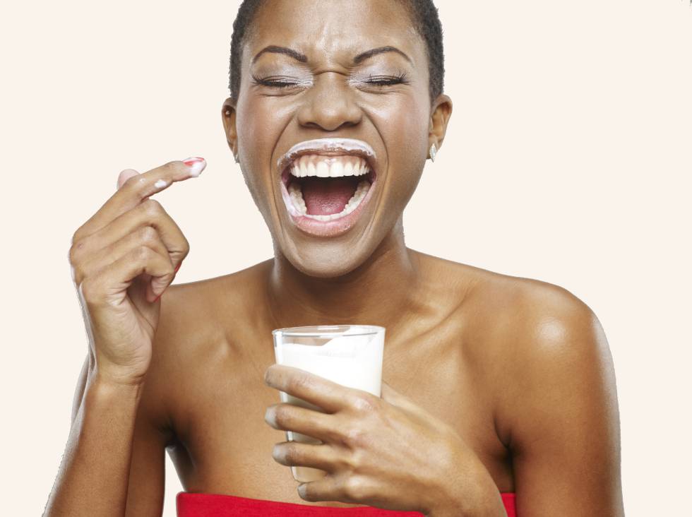 Uno de los argumentos que más habrá escuchado en contra de la leche es el que dice que es un alimento que solo debería consumirse en la infancia, pues es el ser humano no está hecho para tomarla. La leche es un alimento completo que puede formar parte de una dieta equilibrada en cualquier etapa de la vida. "Tiene todos los nutrientes, todos los aminoácidos. Aporta proteínas de alto valor biológico e hidratos de carbono, fundamentalmente en forma de lactosa. También es importante por su misión energética —grasa—, y por su aportación de minerales como calcio, fósforo, zinc, sodio y potasio, que participan en la estructura ósea y en la de los dientes. Así como vitaminas del complejo B y vitaminas A y D, todos ellos con importantes funciones en el organismo", afirma contundente Gil.