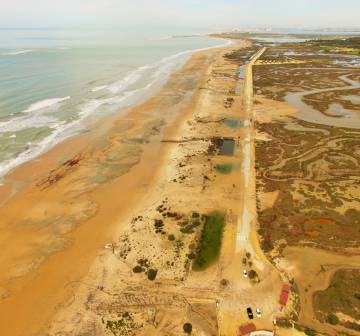Imagen aérea tomada por un dron de la playa de Camposoto (San Fernando, Cádiz) tras el paso de la tormenta Emma, en marzo de 2018.