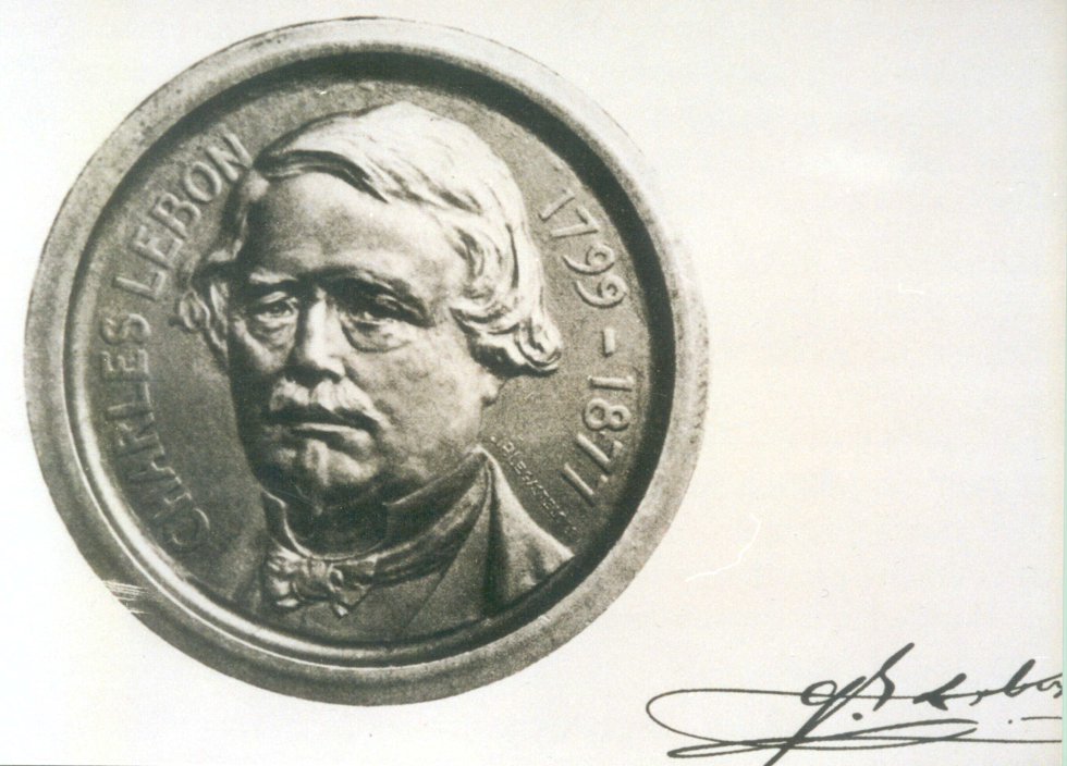   En 1841, el técnico francés Charles Lebon consiguió, con el apoyo del banquero Pedro Gil Babot, el primer contrato de alumbrado público por gas de Barcelona. Lebon y los hermanos Gil fueron los dinamizadores del uso del gas en la ciudad condal.     En Madrid, se creó la creación de la Sociedad Madrileña para el Alumbrado de Gas, antecesora de Gas Madrid, en 1846.     Lebon et Cie: un centenaire: 1847-1947. Archivo Histórico de la Fundación Gas Natural Fenosa.  