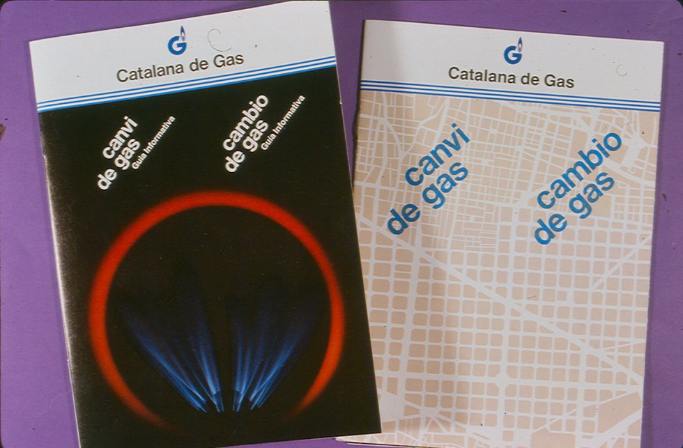   En 1985 las principales empresas de distribución y suministro de gas natural suscribieron, junto al Ministerio de Industria, el Protocolo de Intenciones para el Desarrollo del Gas en España. Este plan activó la actividad inversora y la expansión de la industria. Aquel año comenzó el proceso de sustitución del gas ciudad, una mezcla de hidrógeno e hidrocarburos que utilizaban los hogares, por el gas natural, que finalizó en Barcelona en 1990 con el cierre de la última fábrica.    Hoja de avisos del cambio de gas de 1990. Archivo histórico de la Fundación Gas Natural Fenosa.  