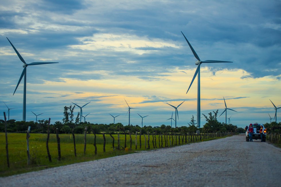   A principios de la década de 1990 las empresas energéticas españolas inician su expansión internacional en Latinoamérica.    Parque eólico de Gas Natural Fenosa en Bii Hioxo, en el estado de Oaxaca, México, en funcionamiento desde 2014.  
