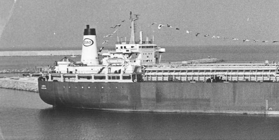   La demanda de gas natural creció. Para cubrir la demanda se construyó una nueva regasificadora en el puerto de Barcelona y se botó el primer metanero español, el Laietà de Gas Natural S.A.     En 1969 se trajeron a España los primeros suministros de gas natural procedentes de Libia y Argelia y se extendió la red de gasoductos por la Península para abastecer a todo el país. El metanero Laietá delante de la planta de gas natural de Barcelona en 1971. Archivo Histórico de la Fundación Gas Natural Fenosa.  