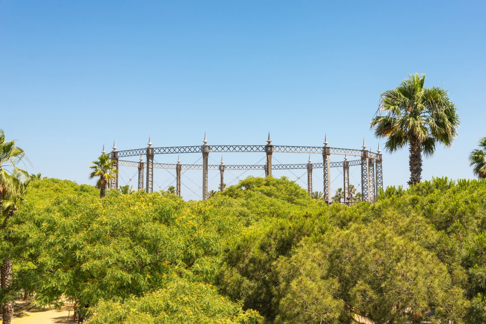   El negocio del gas prospera en España y especialmente en Cataluña. En la Barceloneta (Barcelona) se instala, en 1868, un gasómetro de la Barceloneta, una estructura para almacenar gas, que aún se conserva.  