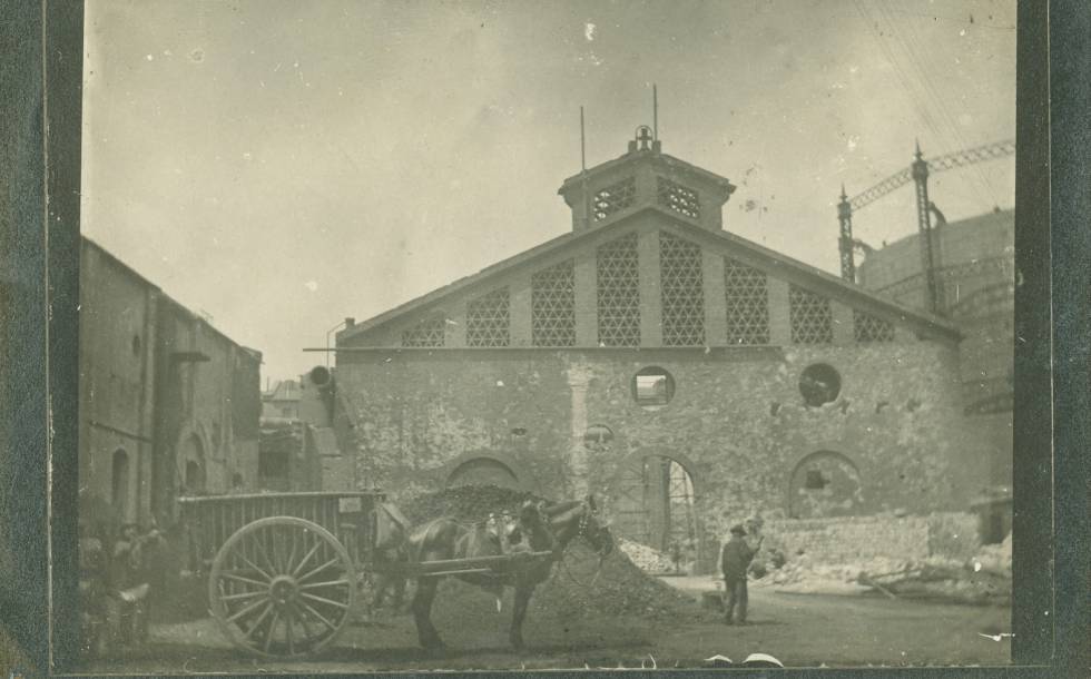   En 1843 Lebon y Gil fundaron la Sociedad Catalana para el Alumbrado de Gas (SCAG), la primera compañía de esta naturaleza de España. Comenzó entonces una expansión de esta nueva energía por todo el país. “Entre 1842 y 1860 proliferaron 24 fábricas por el país, 13 de ellas en Cataluña”, enumera Francesc-Xavier Barca, ingeniero e historiador de la tecnología del gas.    Primera fábrica de gas, situada en la Barceloneta, al lado de la actual sede de Gas Natural Fenosa. Foto tomada entre 1903 y 1904. Archivo histórico de la Fundación Gas Natural Fenosa.