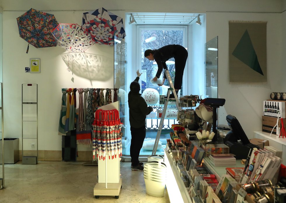 Montaje del escaparate de la tienda del museo antes del inicio de la jornada.