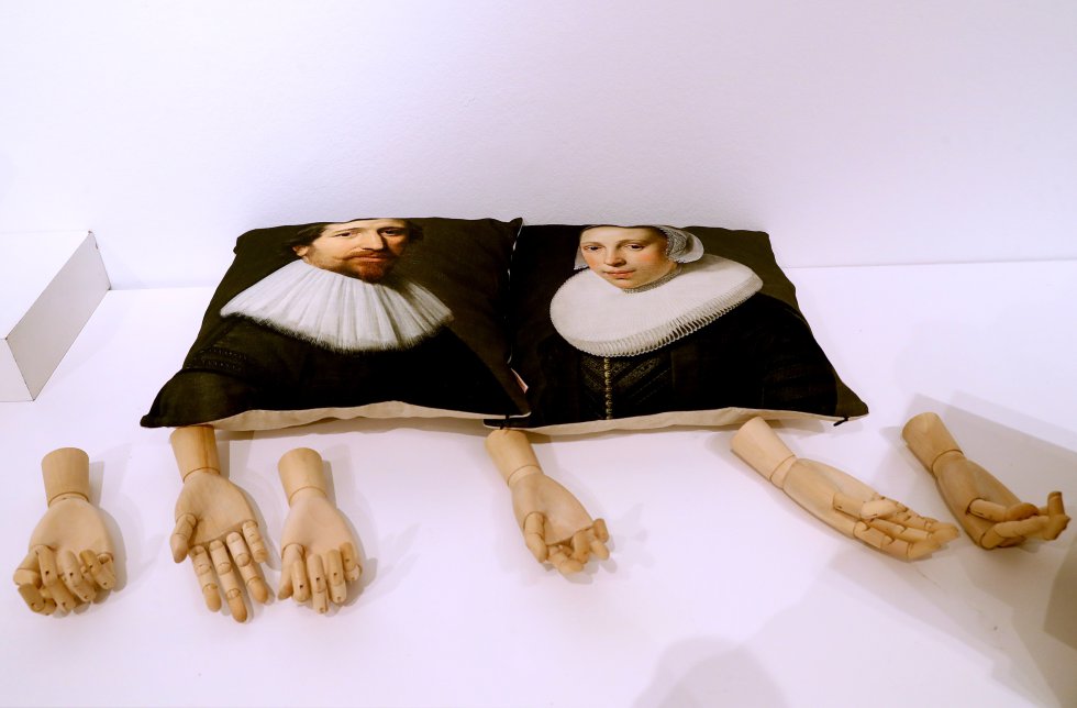 Dos cojines que recrean obras de la exposición temporal de Rembrandt.