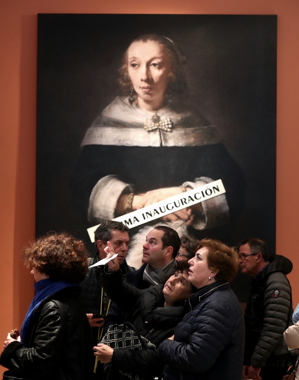 El público hace cola para comprar sus entradas.