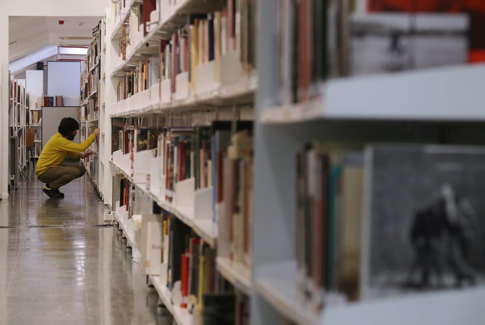 La biblioteca del museo, alojada en la buhardilla del palacio de Villahermosa.