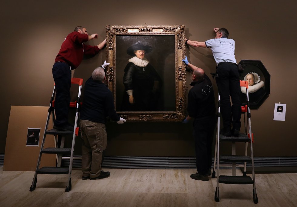 Montaje de la exposición temporal de Rembrandt.