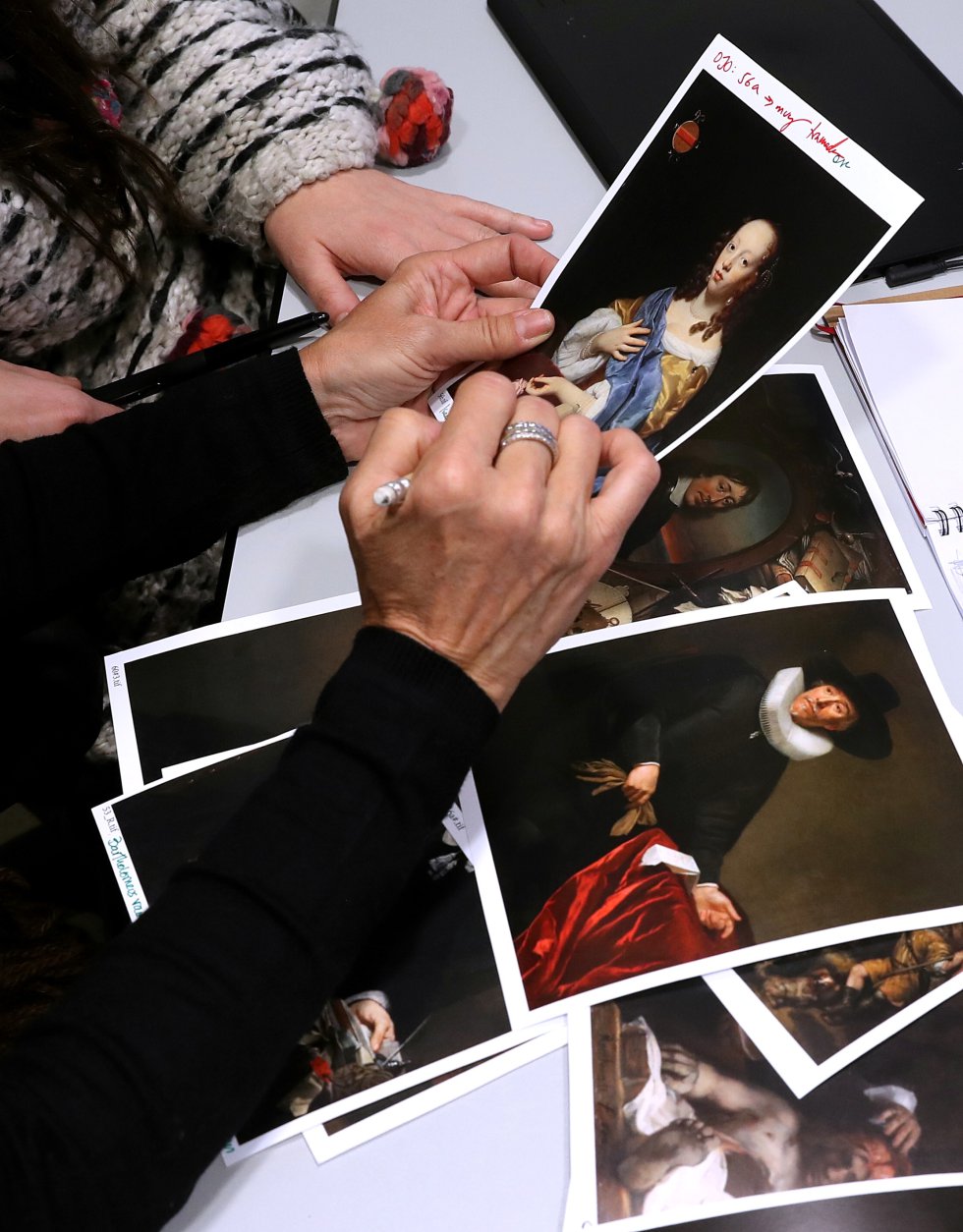 Las editoras del departamento de publicaciones revisan varias pruebas de color.