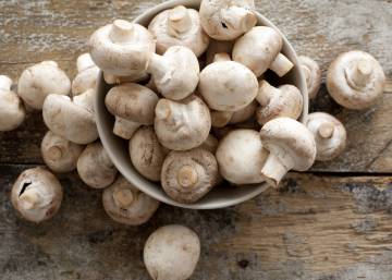 Esta es la mejor forma de quitarle toda la tierra a los champiñones (y no es bajo el grifo)