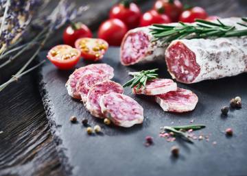 ¿Hay que quitarle la tripa al fuet?