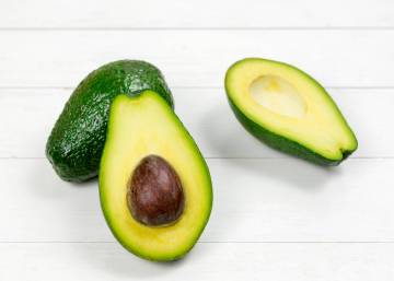 El motivo por el que debes guardar el aguacate en una bolsa de papel con un plátano