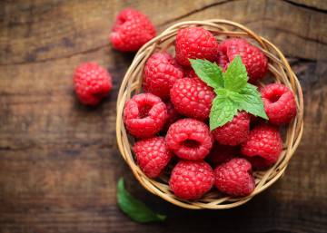 Para lavar frambuesas no vale solo con agua, este es el desinfectante que necesitas