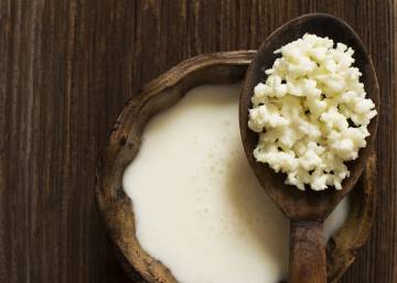 Kéfir: el lácteo perfecto para quienes les sienta mal la leche (tiene alternativa vegana)