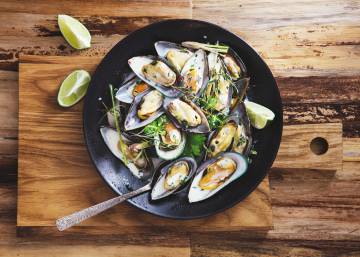 En la paella, los mejillones casi a punto de retirarla del fuego