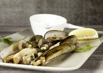 Agua con gas y temporizador: la mejor forma de quitarle la arena a las navajas