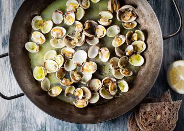 Mucha agua, tiempo y un condimento clave para que las almejas sepan a mar y no a arena