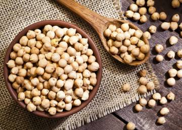 El momento en el que debemos echar la sal a los garbanzos para que no se endurezca su piel