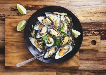 En la paella, los mejillones casi a punto de retirarla del fuego