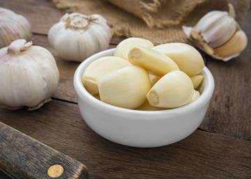 Comer manzana, tomar zumo de limón y otros trucos para quitar el aliento a ajo