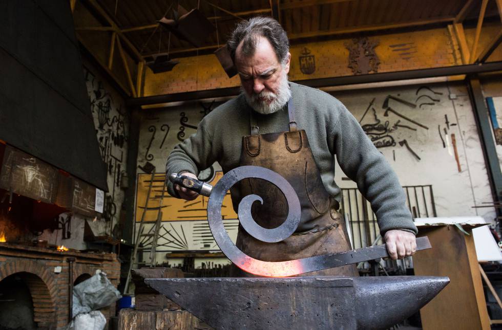 El herrero que repobló un pueblo enseñando técnicas de forja medieval por  , Nuevos Tiempos en EL PAÍS