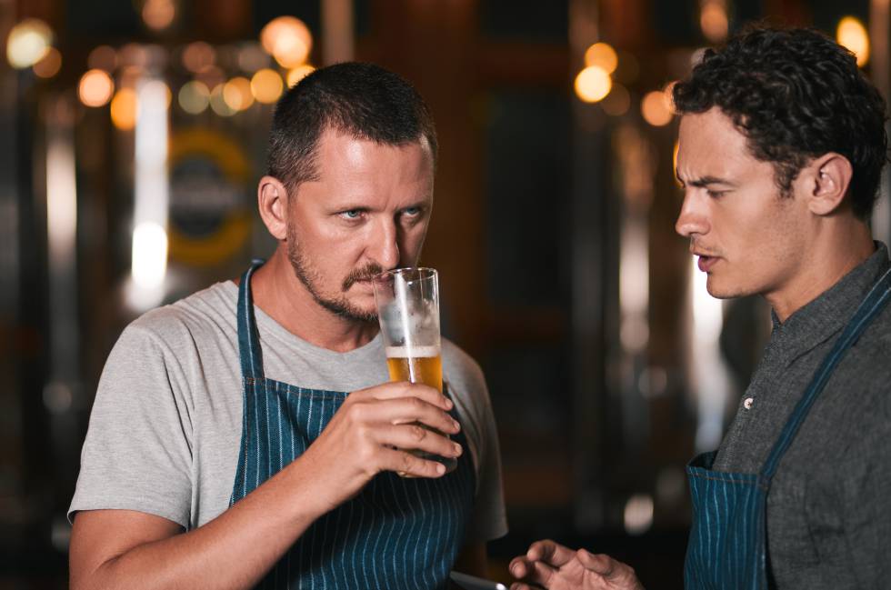 Estos son los héroes que trabajan en agosto para que te bebas una cerveza fría en la playa
