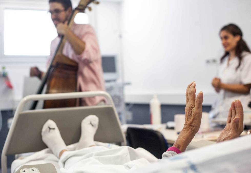 El contrabajista Mario Carrillo, en el Hospital Severo Ochoa de Leganés (Madrid).