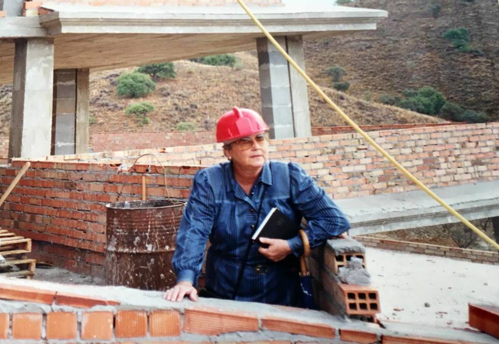 Aurora Moreno durante la construcción del Residencial Santa Clara.