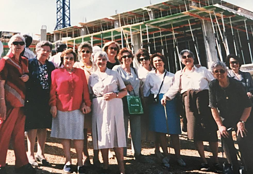 Aurora Moreno junto a un grupo de amigas en la construcción del Residencial Santa Clara.