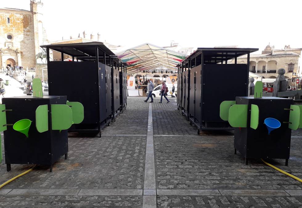 Cabinas y urinarios de Nantic colocados en el exterior de un evento.