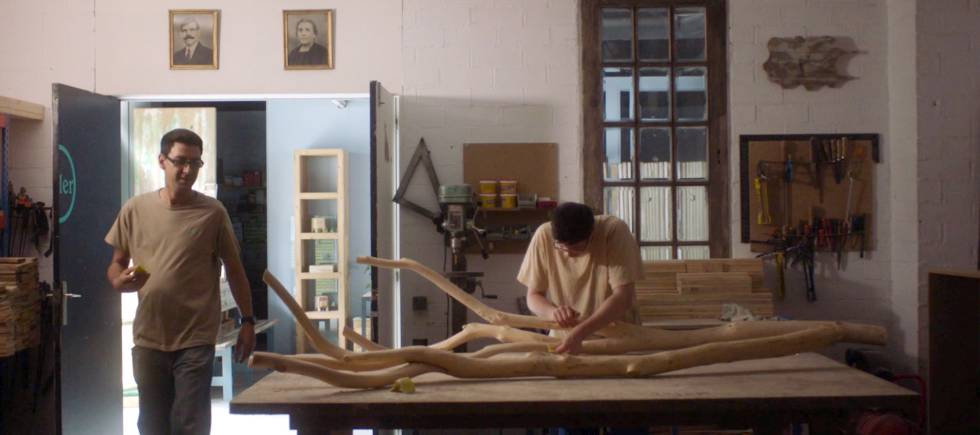 Roger y Enrique trabajando en el taller.