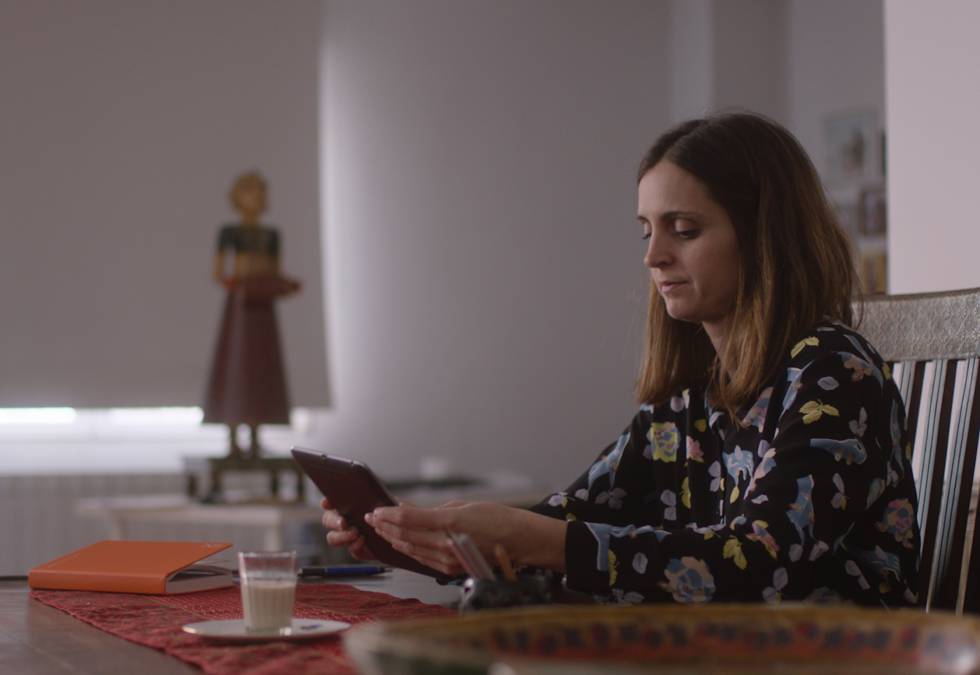 Arantxa, consultando su 'app'.