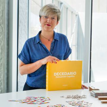 Diana, con el juego Decedario.