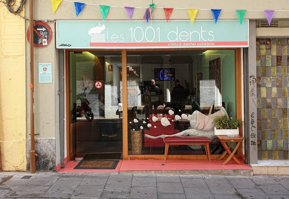 Puerta de entrada a Les 1001 Dents en Barcelona.