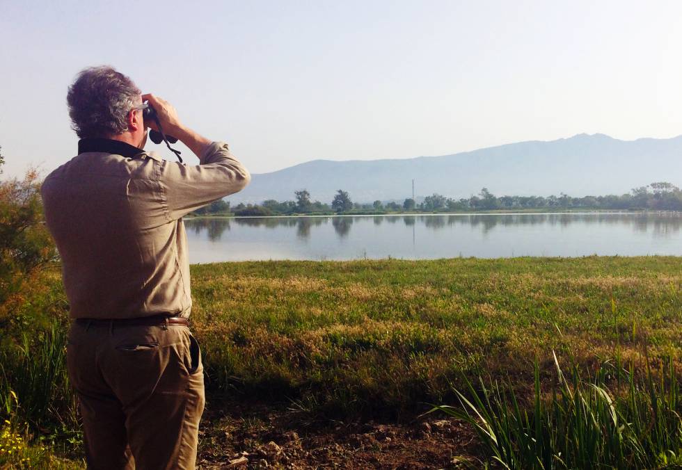 Jordi y sus inseparables prismáticos, con los que vela por el bienestar de las aves del parque.