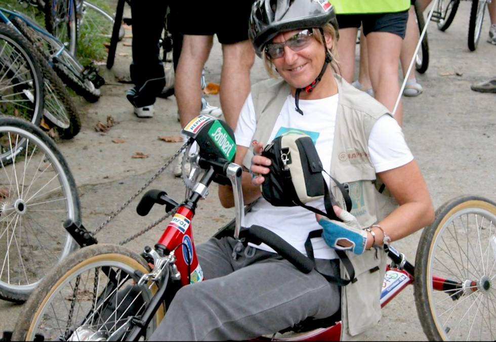Teresa Silva practicando ciclismo adaptado.