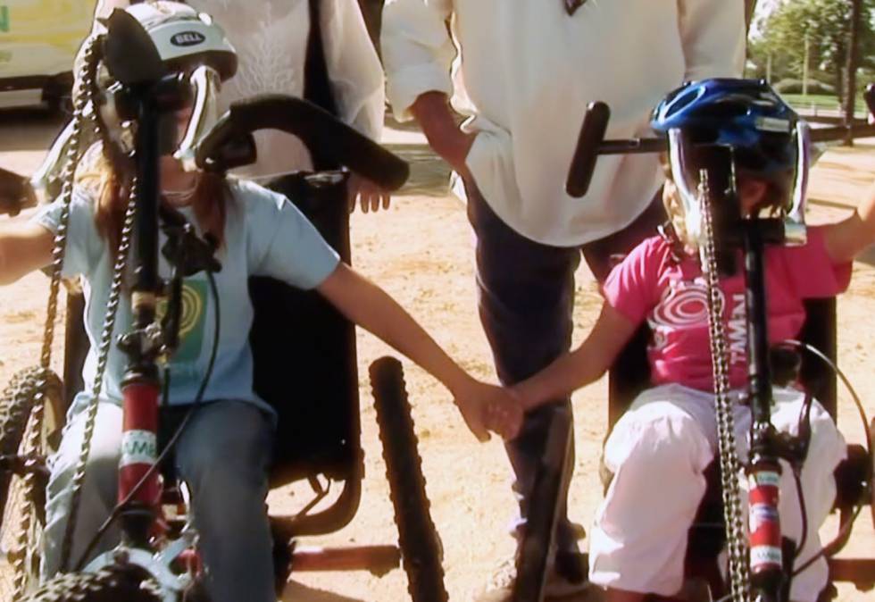 Dos beneficiarias de la Fundación También disfrutando del ciclismo.