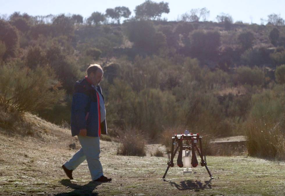 Wenceslao Saéz, ingeniero, con uno de los drones de CO2 Revolution.