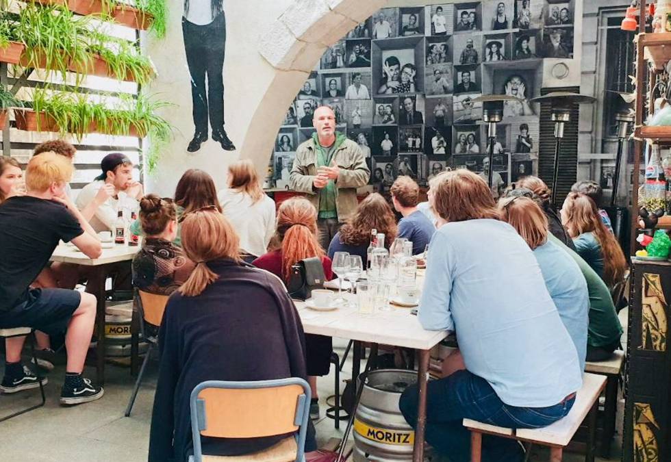 Martín en una charla en el restaurante. Mescladís.