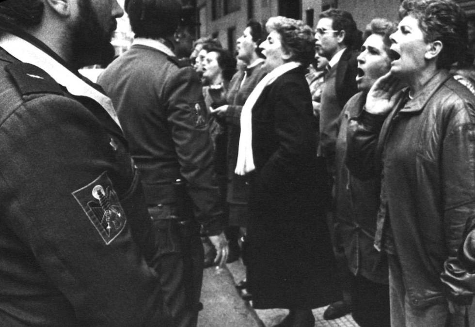 Madres contra la droga protestan ante la Audiencia Provincial de Galicia.