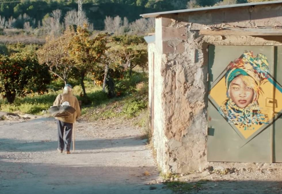 Vecino caminando en las afueras de Fanzara.