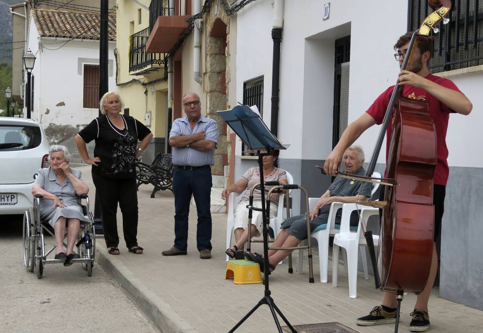Vecinos de Fanzara disfrutando de un concierto durante el festival.