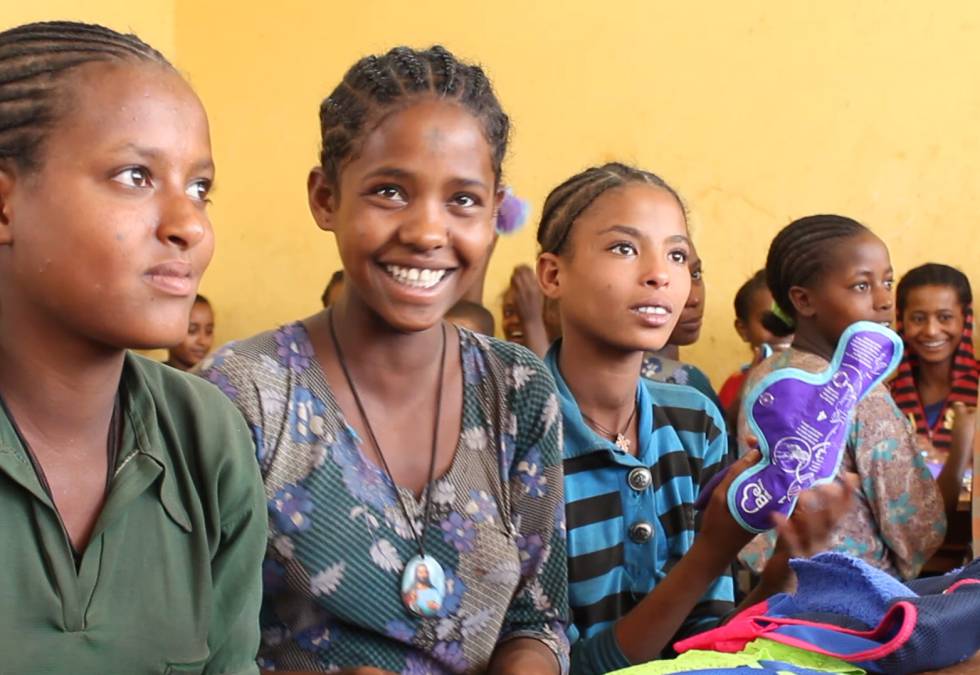 Jóvenes reciben los productos de Be Girl en Mozambique.