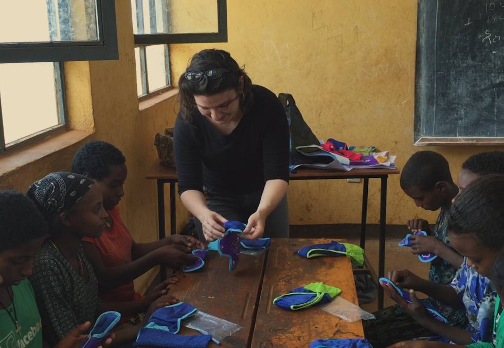 Diana Serra muestra las braguitas con un bolsillo en el que colocar material absorbente.