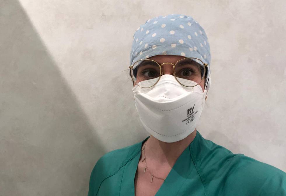 Esther, la enfermera que se ha encargado de coordinar el reparto de teléfonos donados por el Grupo MASMOVIL, al que pertenece Yoigo.