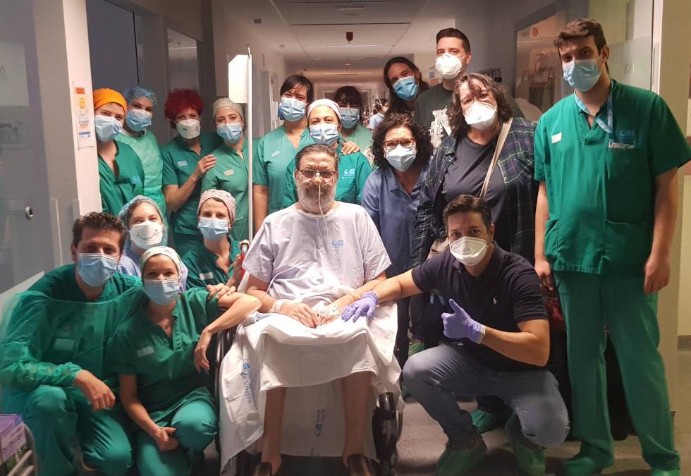 Gabriel Heras (abajo a la izquierda) junto a un paciente y el resto del equipo de la UCI del Hospital de Torrejón (Madrid).